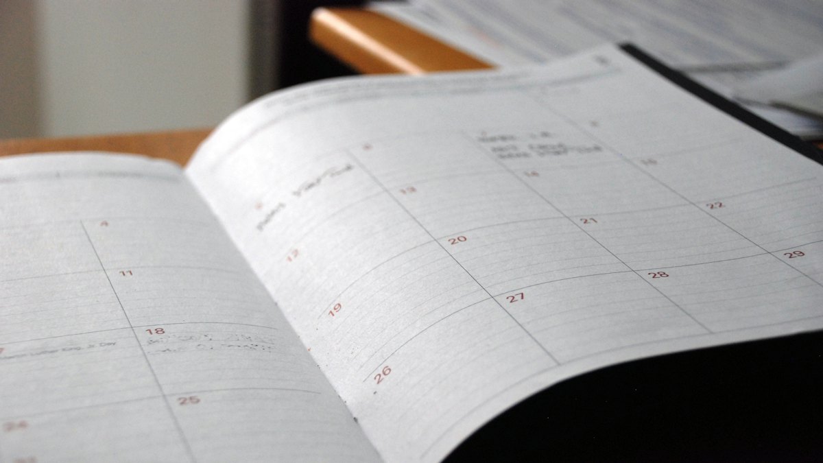 Agenda ouvert sur un bureau, servant à noter son suivi de préparation semaine après semaine