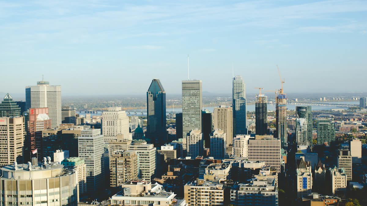 Vue sur les gratte-ciel du centre-ville de Montréal depuis le mont Royal par temps clair